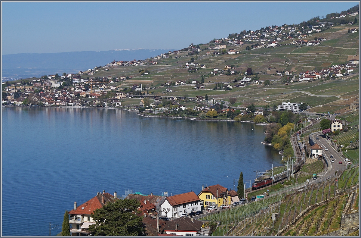 Ein Güterzug mit zwei Re 4/4 II auf der Fahrt durch Lavaux kurz nach Epesses.

20. April 2018