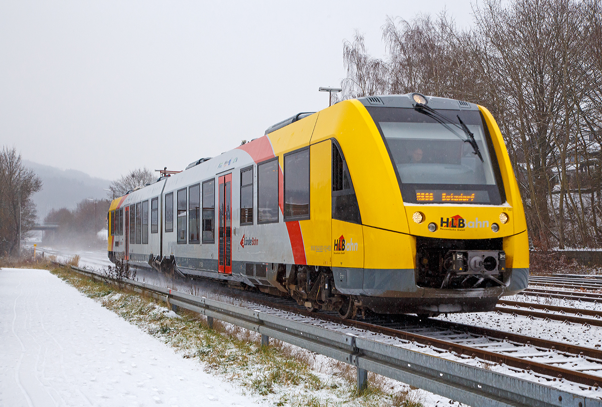 
Ein Hauch von Winter im Hellertal......
Der VT 501 (95 80 1648 101-1 D-HEB / 95 80 1648 601-0 D-HEB) ein Alstom Coradia LINT 41 neue Generation der HLB (Hessische Landesbahn GmbH) erreicht am 16.12.2018, als RB 96  Hellertalbahn   Dillenburg - Haiger - Neunkirchen - Herdorf - Betzdorf, den Bahnhof Herdorf.