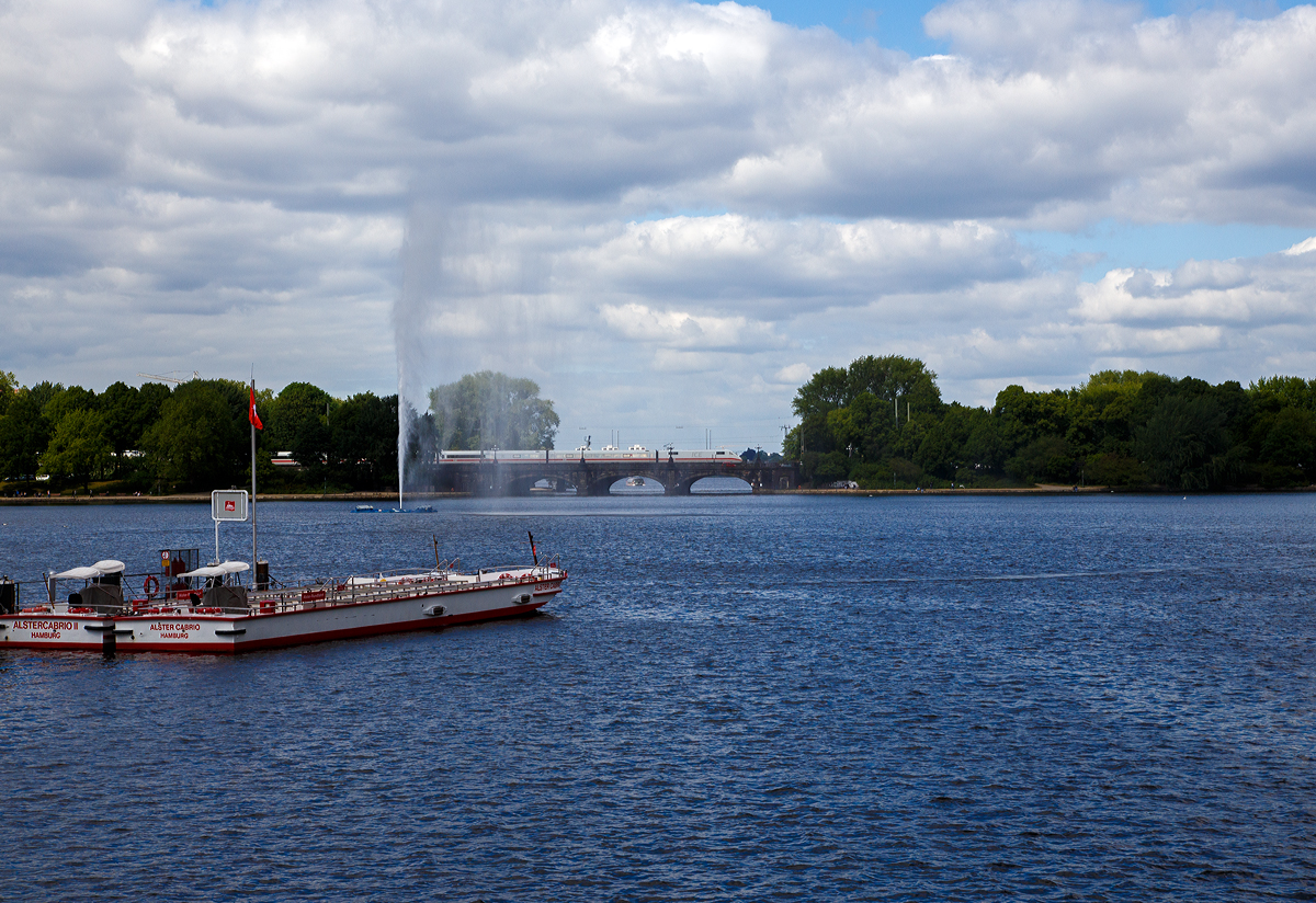 Ein ICE 1 fährt am 16.06.2021 über die Binnenalster und erreicht bald den Hbf Hamburg. Aufgenommen vom Jungfernstieg im vordergrund die Binnenalster, hinter den Brücken die Außenalster.