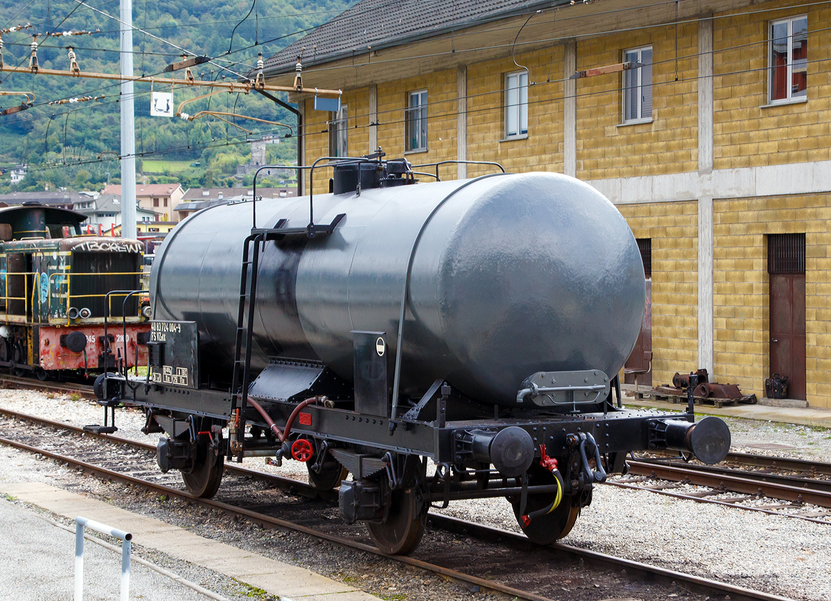 
Ein italienischer 2-achsiger Kesselwagen 40 83 724 004-9 FS Vzekk am 14.09.2017 beim Bahnhof Tirano (aufgenommen aus einem Zug heraus).

TECHNISCHE DATEN (laut Aufschriften):
Spurweite: 1.435 mm
Achsanzahl: 2
Eigengewicht: 10.400 kg
Tankinhalt: 20.000 l 
Max. Ladegewicht: 17 t (ab Streckenklasse A)
Höchstgeschwindigkeit: 75 km/h 