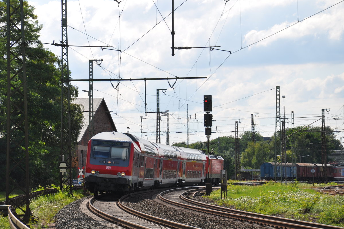 Ein  Kamel  fhrt am 09.08.2017 mit einem RB51-Verstrkerzug in Richtung Rodenbach. Schublok war 114 037.