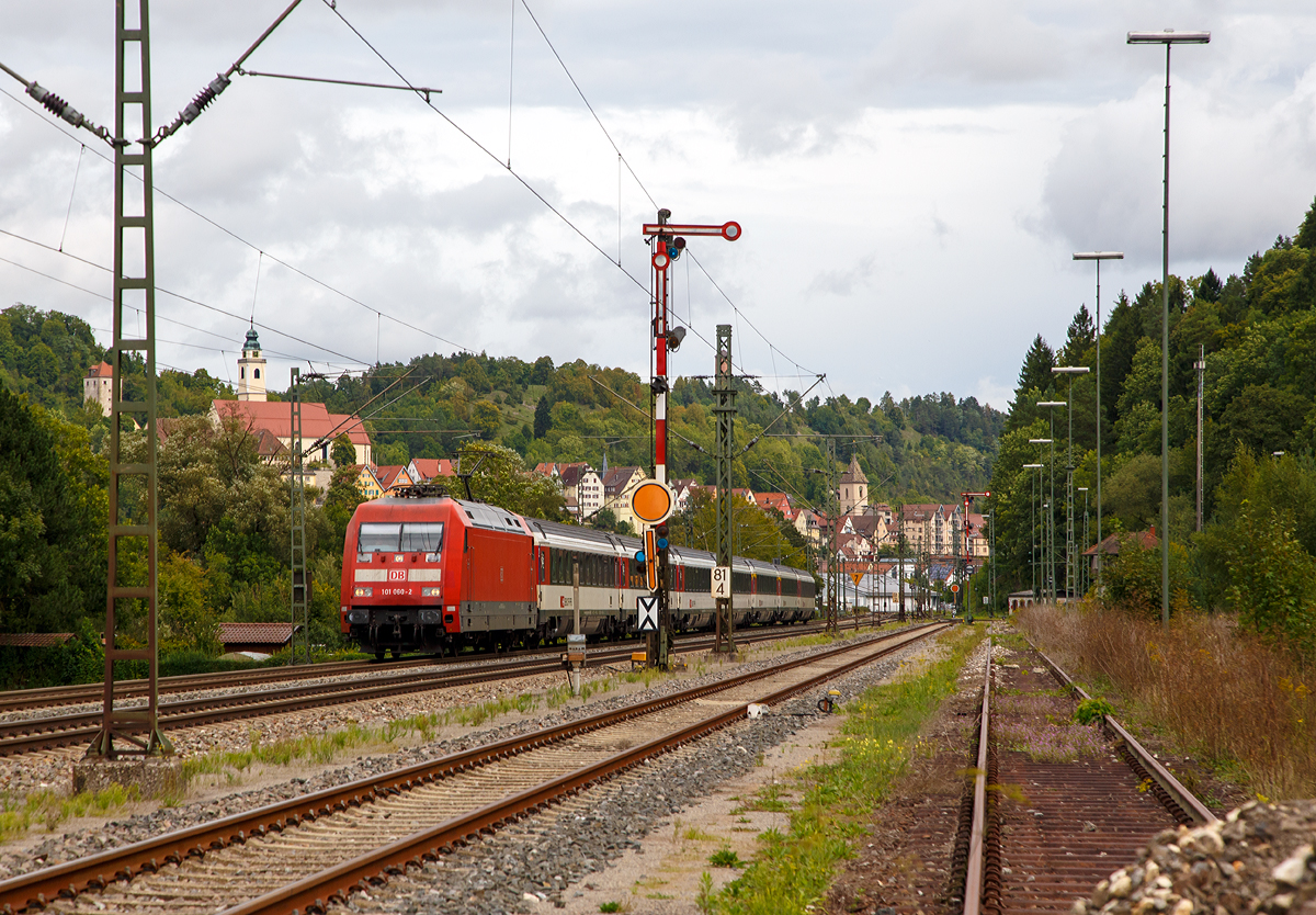 
Ein kurzer Ausflug an die Gäubahn....
Die 101 060-2 (91 80 6101 060-2 D-DB) der DB Fernverkehr AG fährt am 09.09.2017, mit dem IC 185 (Stuttgart Hbf – Singen – Schaffhausen – Zürich HB), von Horb weiter in Richtung Singen. 

Der IC befährt hier die Gäubahn (Bahnstrecke Stuttgart–Hattingen / KBS 740), diese ist die im südlichen Baden-Württemberg verlaufende 148,5 Kilometer lange Eisenbahnstrecke von Stuttgart in Richtung Bodensee. Sie geht in Hattingen (Baden) in die Badische Schwarzwaldbahn über. Die Strecke wurde in den Jahren 1866 bis 1879 von den Königlich Württembergischen Staats-Eisenbahnen erbaut. Jedoch erhielt die Strecke erst zur Zeit der Deutschen Reichsbahn durch den Bau der Verbindungskurve zwischen Tuttlingen und Hattingen (Baden) 1934 ihren gegenwärtigen Verlauf. Heute verkehren auf der teilweise eingleisigen, aber vollständig elektrifizierten Hauptbahn Intercity-Züge von Stuttgart nach Zürich. Darüber hinaus gibt es auf der Gäubahn ein vielfältiges Nahverkehrsangebot unterschiedlicher Eisenbahnverkehrsunternehmen. Die Gäubahn ist überdies eine bedeutende Strecke im Nord-Süd-Güterverkehr.

Die Strecke ist Teil des TEN-Gesamtnetzes, das bis Ende 2050 ausgebaut werden soll.