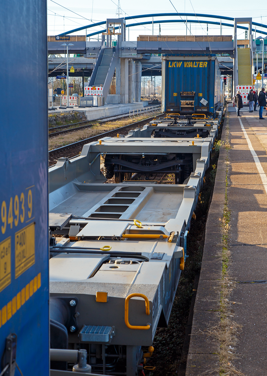 Ein Lngsblick ber den sechsachsigen Gelenk-Taschenwagen (Doppeltaschenwagen Typ T3000es in Gelenkbauart ) der Gattung Sdggmrss (33 85 4992 447-4 CH-HUPAC) am 29.12.2017 im Bahnhof Weil am Rhein hinweg.