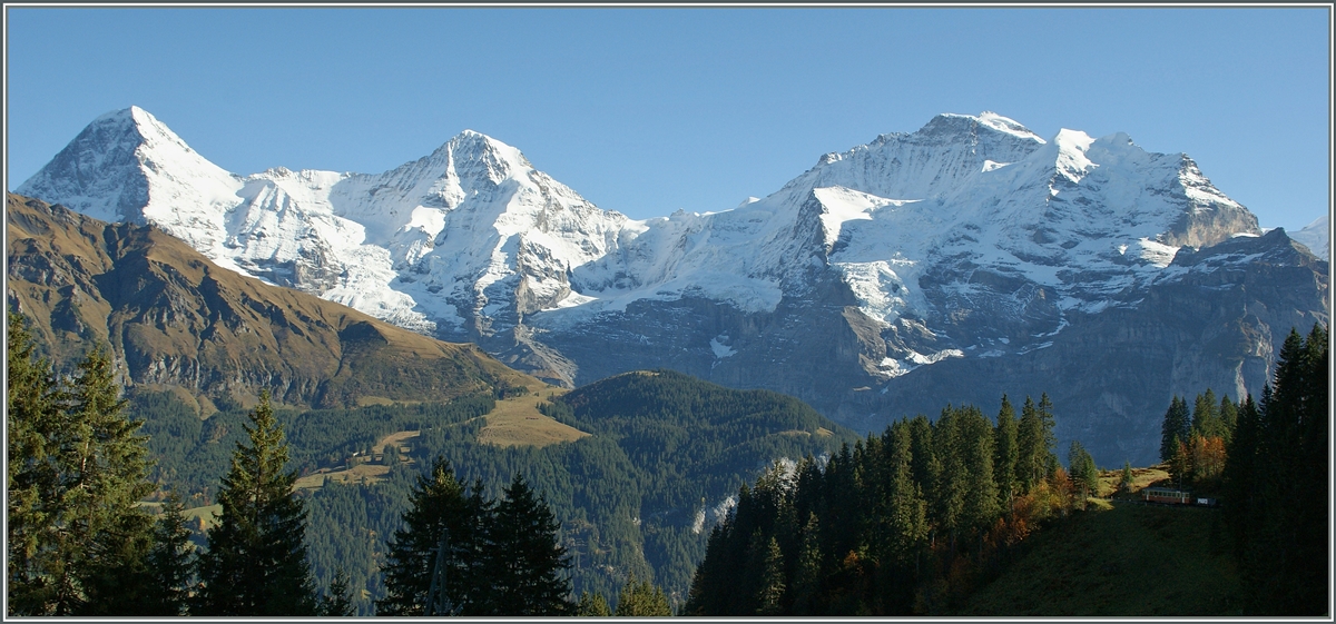 Ein Landschaftsbild mit drei Pixel  Bahn , doch selbst wenn der BLM Zug grösser zu sehen wäre, wurde die Landschaft dem Zug die Show stehlen. 
Zudem war es eine solcher Blick, welcher dem Erbauer der Jungfraubahn die Idee zur Streckenführung gab.
Bei Grütschalp, den 24. Okt. 2013 
