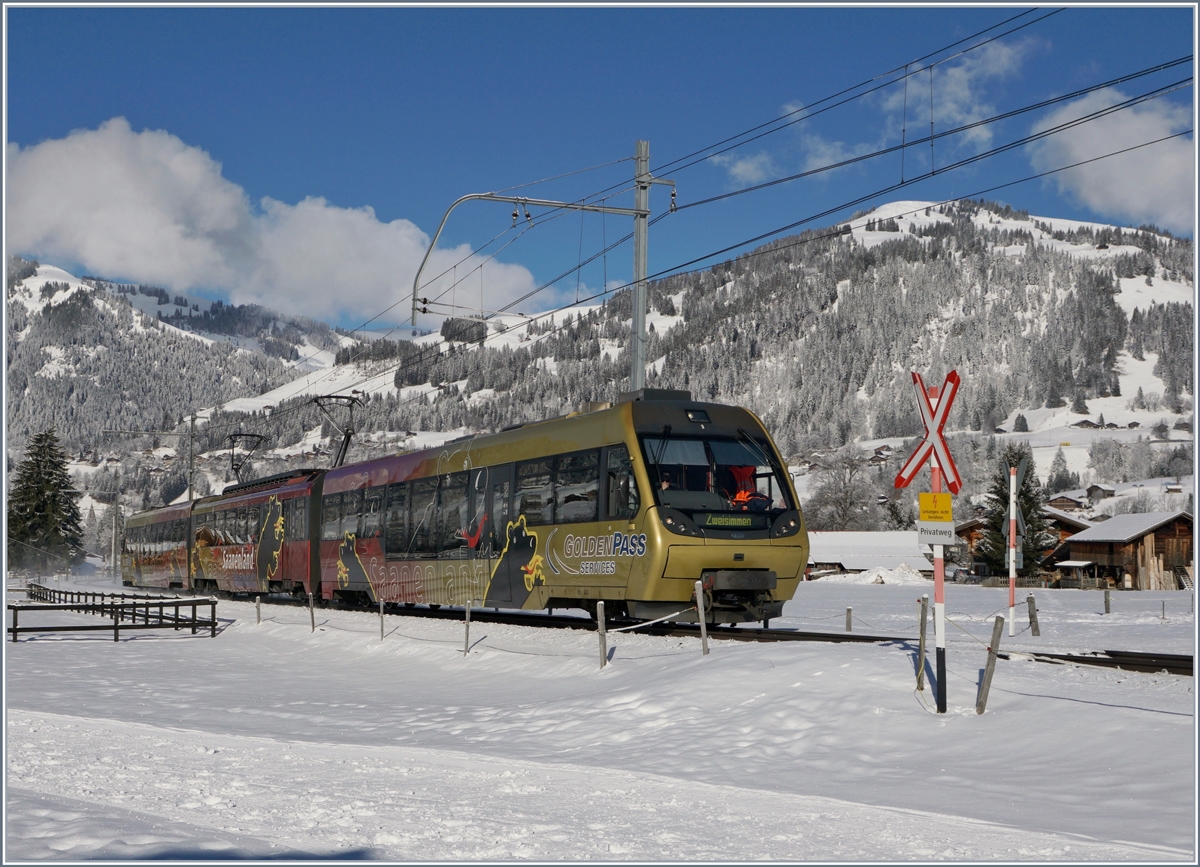 Ein  Lenker-Pendel  Bt-Be 4/4-Abt als Regionalzug 2418 von Rougemont nach Lenk zwischen Saanen und Gstaad.
2. Feb. 2018