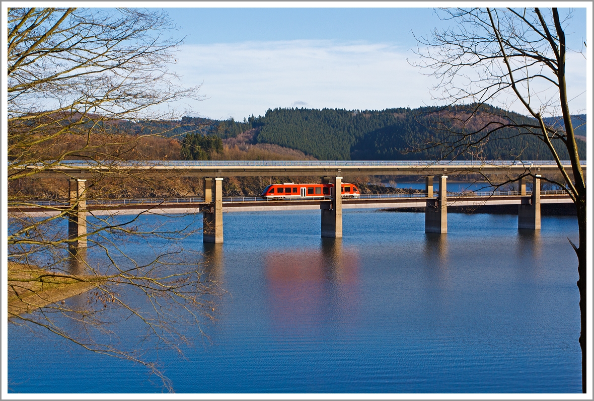 Ein LINT 27 der DreiLänderBahn überfährt am 02.02.2014 den Biggesee auf der Doppelstockbrücke Listertal.
Der LINT befährt die Strecke Olpe - Finnentrop (KBS 442) als Regionalbahn RB 92  Biggesee-Express 

Die KBS 442  Biggetalbahn  (Finnentrop - Olpe) ist eine 23,6 km lange eingleisige, nicht elektrifizierte Nebenbahn, die bis 1983 noch 20km weiter bis Freudenberg (Kr. Siegen) ging, mit weiteren Auschluß über die auch stillgelegte Asdorftalbahn (ex KBS361) nach Kirchen/Sieg. 