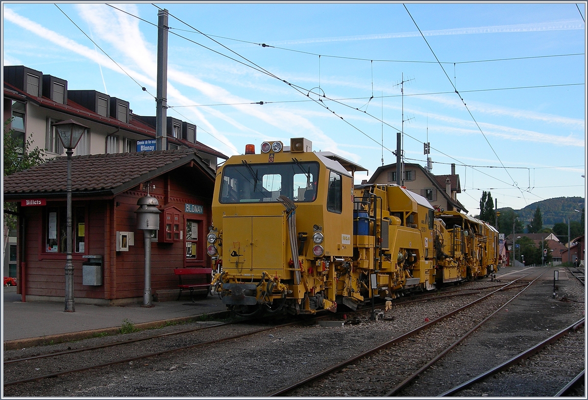 Ein paar Bilder fr Armin: in Blonay warten der B40 UM-1 und R21RD-1 auf den Abend, um Gleisbauarbeiten erledigen zu knnen. 
3. August 2016