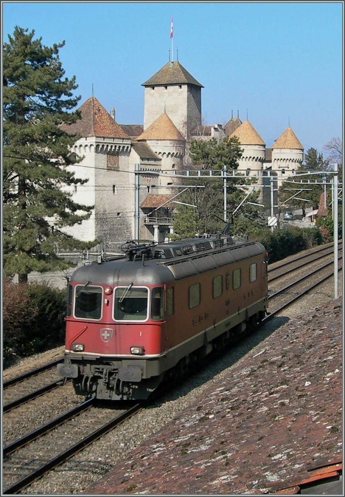 Ein Re 6/6 vor dem Château de Chillon.
14. März 2006 