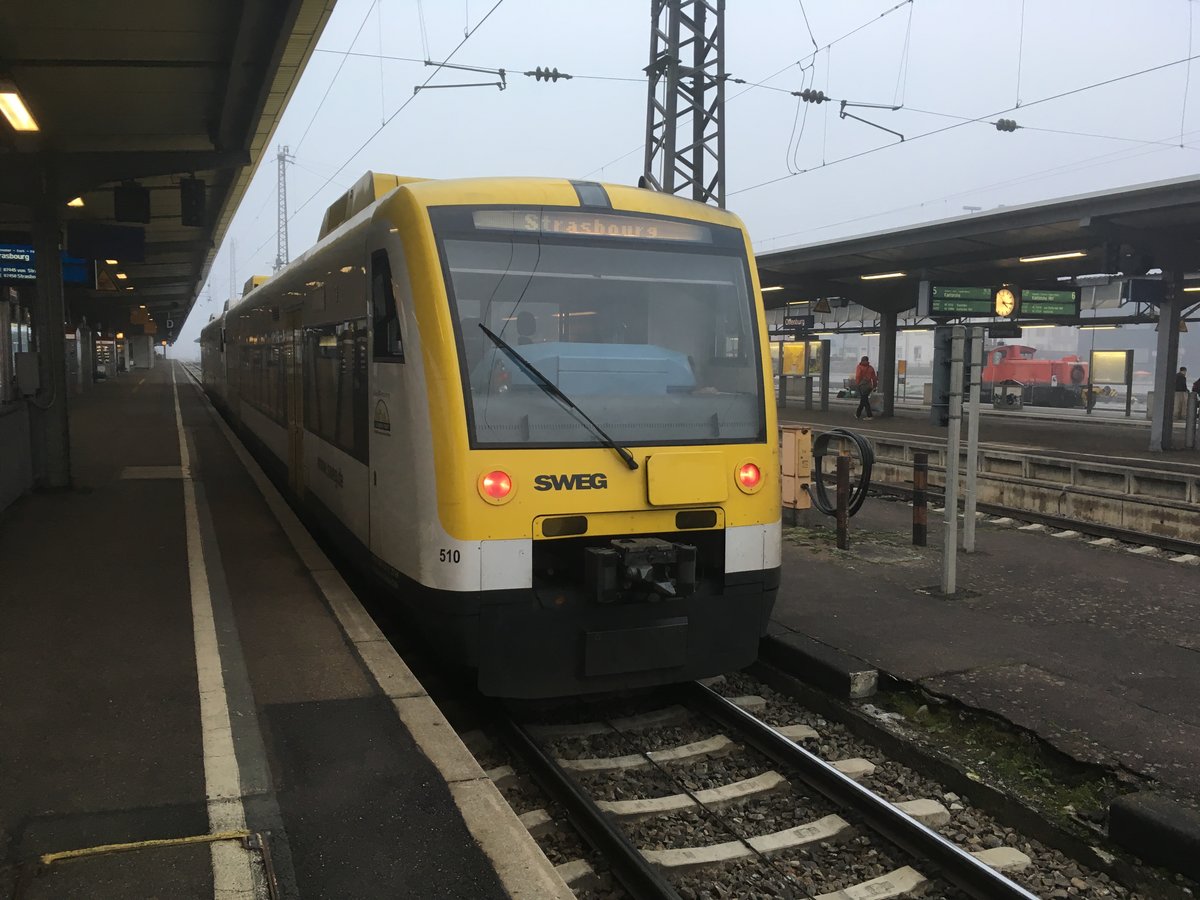 Ein regioshuttle der SWEG mit dem neuen Landesdesign am 29.12.16 in Offenburg.