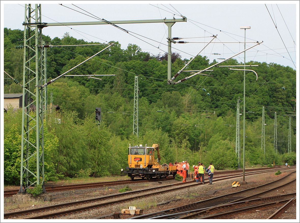 Ein Rottenkraftwagen und eine Rotte am 10.05.2011 in Betzdorf/Sieg bei der Arbeit.