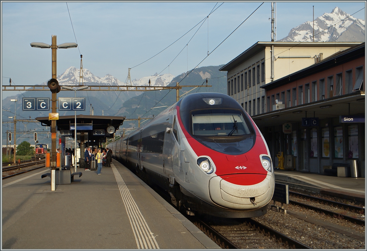 Ein SBB RABe 503 als EC 35 beim Halt in Sion.
13. Mai 2015