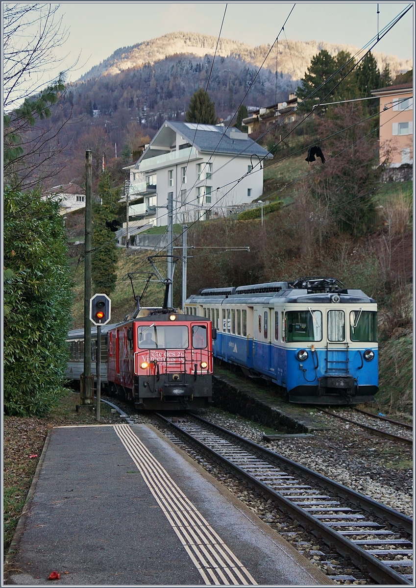 Ein schöne Überraschung, wenn auch noch etwas im Schatten: der neu gestaltete MOB GDe 4/4 6005 erreicht mit seinem  MOB Belle Epoque  (Ersatzkompsition) Fontanivent. Rechts im Bild sorgtz der abgestellte ABDe 8/8 4003 für einen willkommenen Farbtupfer..
2. Feb. 2018