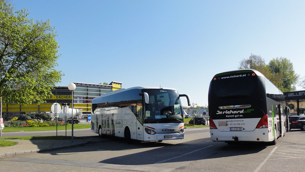 Ein Setra 515 HD von Zwlfer Reisen kommt und ein Neoplan Cityliner von Dr. Richard geht in Krems.