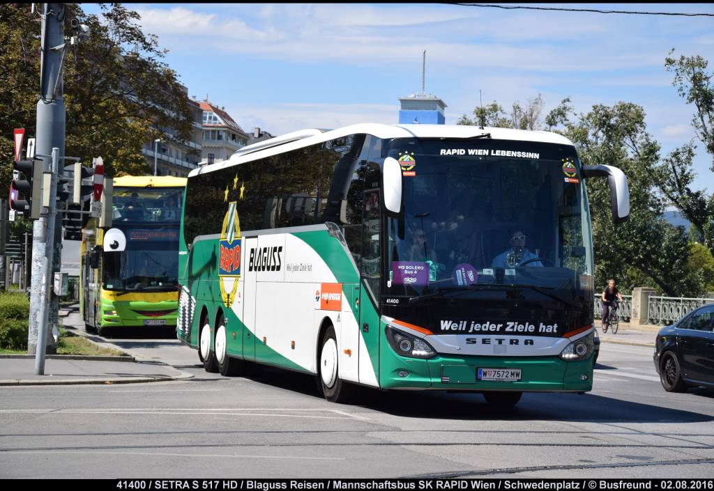 Ein SETRA S 517HD der Fa. Blaguss Reisen (Wien) im Design des österreichischen Fußballclubs SK RAPID Wien. Dieser Bus ist bei Spielen als Mannschaftsbus unterwegs.