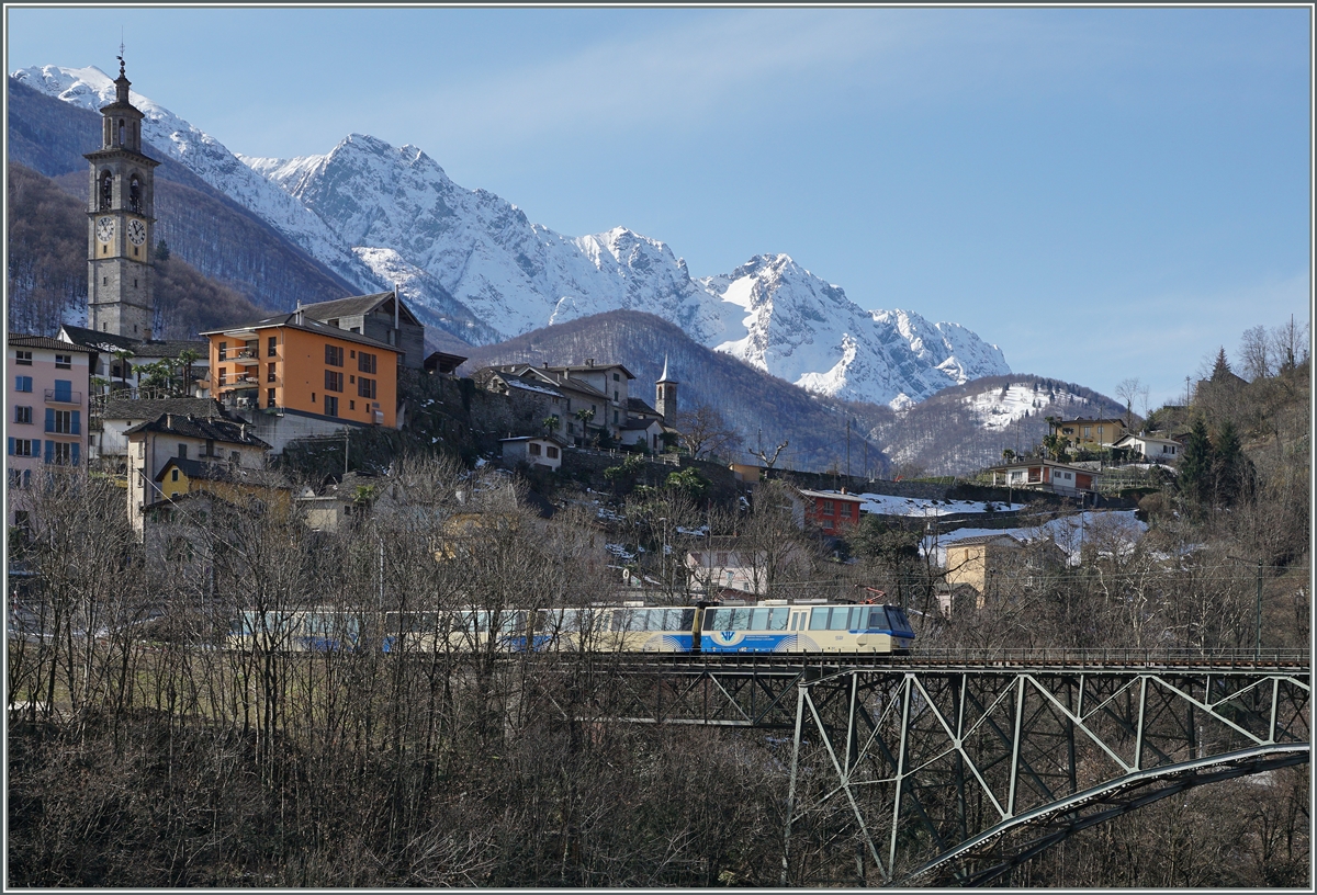 Ein SSIF  ABe 12/16 (ABe/P/Be/Be) Treno Panoramico unterwegs von Locarno nach Domodossola erreicht Intragna.
 11. März 2016