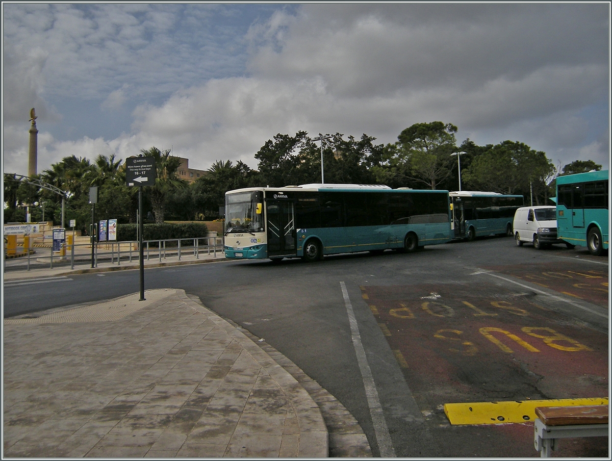 Ein st�ndiges Kommen und Gehen auf dem Busbahnhof von Valletta. 
28. Sept. 2013