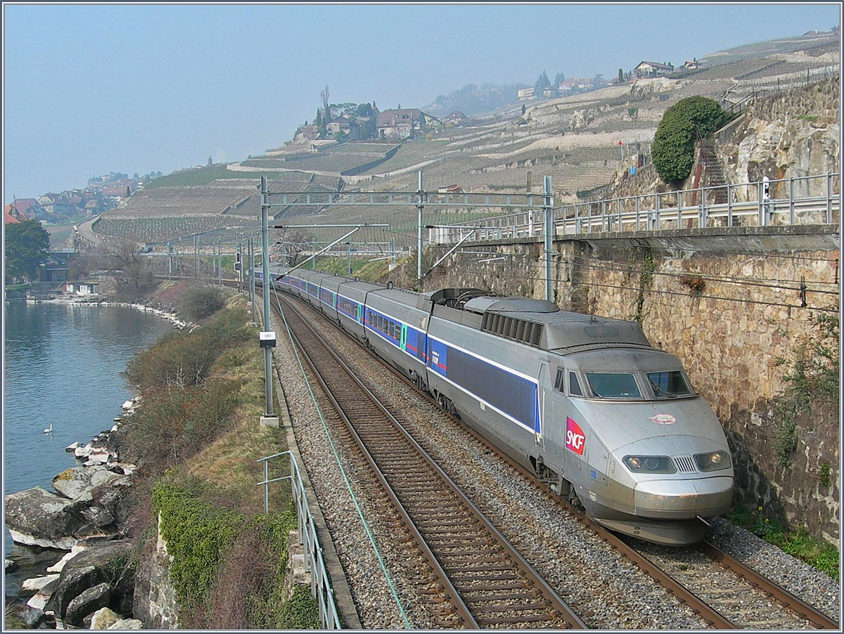 Ein TGV der ersten Generation auf dem Weg Richtung Brig kurz nach St-Saphorin.
17. März 2007 