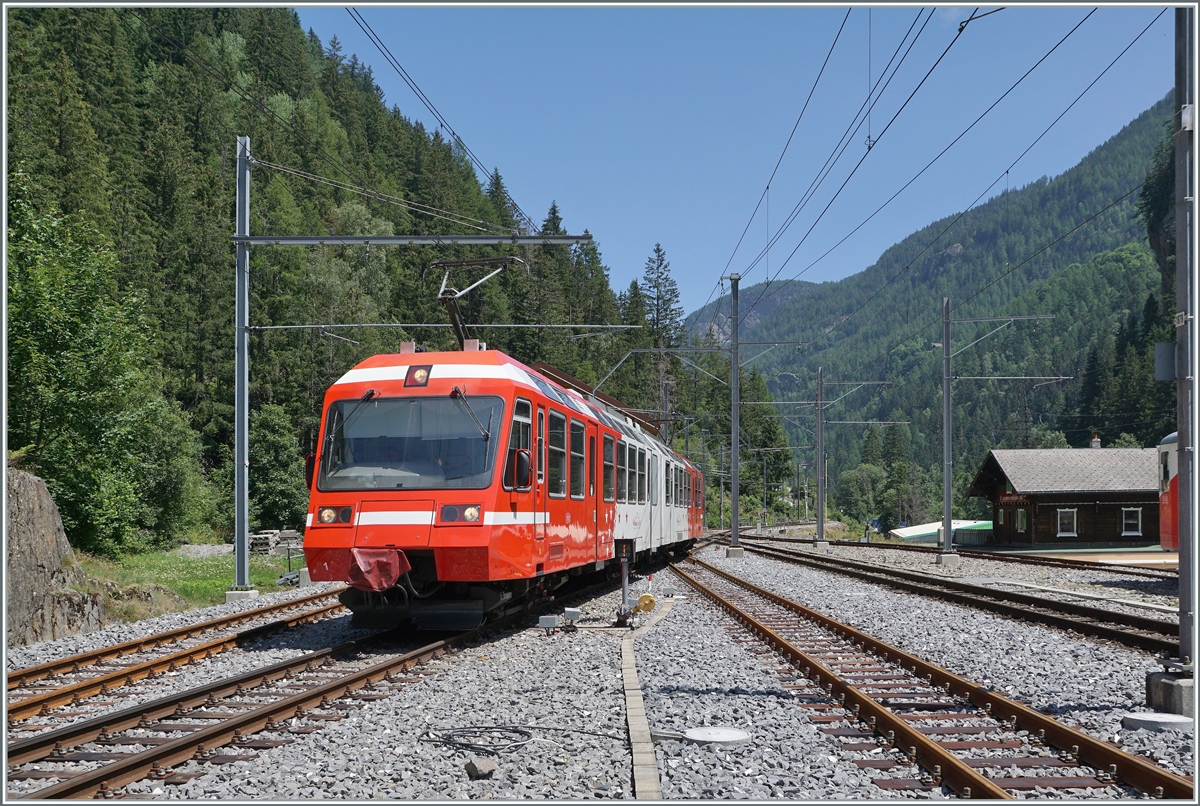 Ein TMR BDeh 4/8 erreicht von Martigny kommend den Grenzbahnhof Le Châtelard Frontière. 
Nach einem kurzen Aufenthalt wird der Zug weiter fahren, die Bügel senken und seine Energie aus der Stromschiene beziehen. 

20. Juli 2021