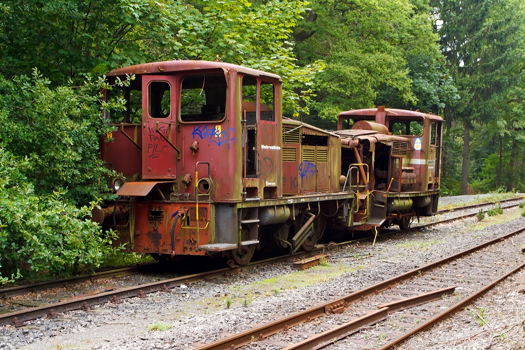 Ein trauriges Dasein friste diese Loks, sie dienen nur noch als Ersatzteilspender....

Die Westerwaldbahn (WEBA) Lok 2 und 4 (V 26.2 und V26.4) abgestellt (31.05.2013) etwas abseits des WEBE Betriebshofes auf der Bindweide (bei Steinebach/Sieg). 

Die Jung Loks vom Typ R 30 B wurden bei der Firma Jung in Kirchen/Sieg bebaut.
Hinten die V26.2 wurde 1956 unter der Fabriknummer 12103 gebaut, bei einem Unfall 1998 erlitt sie einen Totalschaden. Hinten die V26.4 wurde 1959 unter der Fabriknummer 12997 gebaut, diese wurde im selben Zeitraum als Ersatzteilspender angestellt.

Ihre Schwestern die V26.1 und V 26.3 laufen heute noch prchtig, zudem sind diese Maschinen sehr zuverlssig.