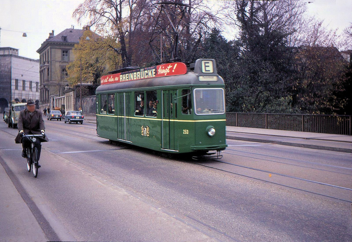 Ein ultraleichter Be 2/4 Alleinfahrer der Serie 251-253 mit Mini-Drehgestell, Niederflurbereich hinten und Anstieg der Bodenhöhe nach vorn. Die Wagen wurden in Basel  Bugatti  genannt. Ausrangiert 1972, Abbruch 1978. Im Bild Wagen 253 auf der Wettsteinbrücke in einem Einsatzkurs um die Mittagszeit. 14.November 1968   