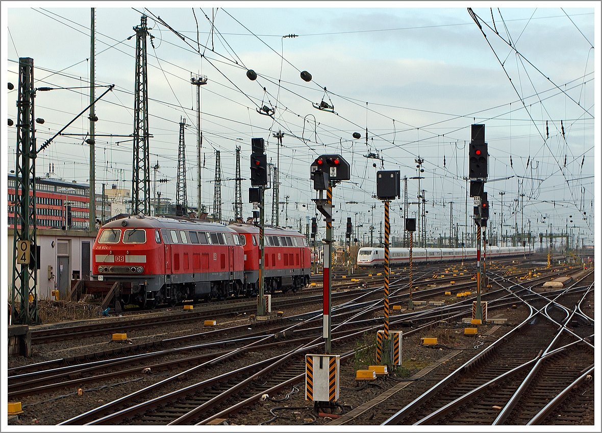 Ein unbek. ICE 1 bei der Einfahrt in den  Hbf Frankfurt am Main am 07.12.2013, wäre dieser liegengebliebene oder schadfällig geworden, dafür stehen die beiden Loks der Baureihe 218.8 im Vordergrund bereit. 
Es sind die 218 824-1 und 218 833-2 der DB Fernverkehr AG diese haben ICE-Abschleppkupplungen. 

Die 218 824-1 wurde 1973 bei Krauss-Maffei unter der Fabriknummer 19603 gebaut und als 218 233-5 an die Deutsche Bundesbahn geliefert, 2007 erfolgte der Umbau und Umzeichnung in 218 824-1 (NVR-Nr. 9280 1 218 824-1 D-DB). 

Die 218 833-2 wurde 1975 bei Henschel in Kassel unter der Fabriknummer 31841 gebaut und als 218 383-8 an die Deutsche Bundesbahn geliefert, 2005 erfolgte der Umbau und Umzeichnung in 218 833-2 (NVR-Nr. 9280 1 218 833-2 D-DB).

Einige Lokomotiven, wie diese hier, der Baureihe 218 wurden zu Schlepploks für liegengebliebene oder schadfällig gewordene ICE -Züge auf den Neubaustrecken Köln-Rhein/Main und Nürnberg-Ingolstadt umgebaut. Diese Loks sind als Baureihe 218.8 bei der DB Fernverkehr AG eingestellt. Diese Lokomotiven wurden für Schleppzwecke mit Übergangskupplungen Typ Scharfenberg ausgerüstet.

Technische Daten beider 218.8er:
Achsformel:  B'B'
Spurweite:  1.435 mm
Länge: 16.400 mm
Gewicht:  80 Tonnen
Radsatzfahrmasse:  20,0 Tonnen
Höchstgeschwindigkeit:  140 km/h
Motor: Wassergekühlter V 12 Zylinder Viertakt MTU - Dieselmotor vom Typ 12 V 956 TB 11 (abgasoptimiert ) mit Direkteinspritzung und Abgasturboaufladung mit Ladeluftkühlung
Motorleistung: 2.800 PS (2.060 kW) bei 1500 U/min
Getriebe: MTU-Getriebe K 252 SUBB (mit 2 hydraulische Drehmomentwandler)
Leistungsübertragung: hydraulisch
Tankinhalt:  3.150 l
