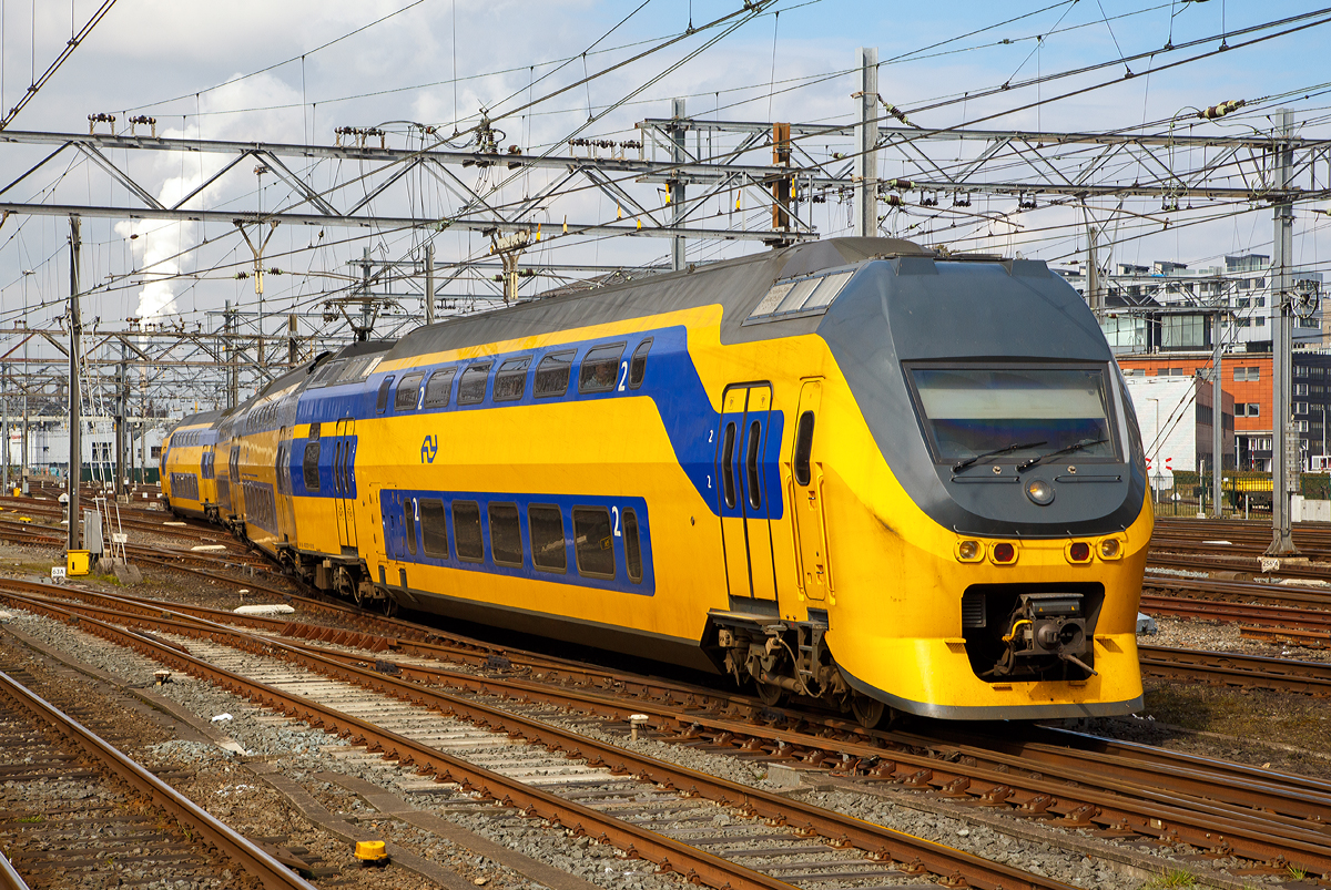 
Ein vierteiliger NS VIRM (Verlengd InterRegio Materieel / Doppelstock-Interregio-Triebzug) erreicht am  31.03.2018 den Bahnhof Amsterdam Centraal.