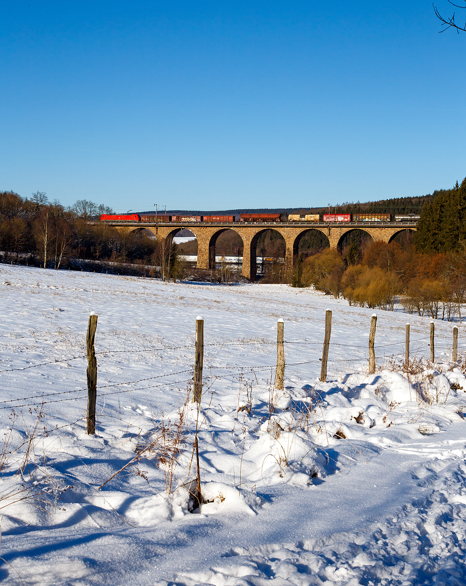 
Eine 185.2 (TRAXX F140 AC2) der der DB Cargo AG fährt am 21.01.2017 mit einem gemischten Güterzug über den Rudersdorfer Viadukt in Richtung Siegen.