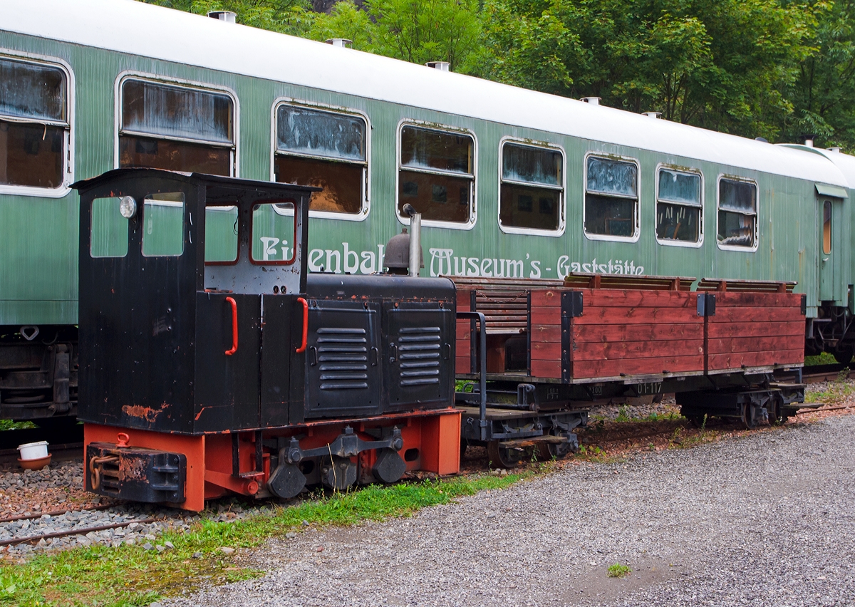 
Eine 600mm LKM Ns2f  Diesel-Feldbahnlok am 26.08.2013 beim Zughotel Wolkenstein (Sachsen).

Die Lok wurde 1955 vom VEB Lokomotivbau Karl Marx Babelsberg (LKM) unter der Fabriknummer 248646 gebaut und auf der Mailänder Messe ausgestellt, danach ging sie an den VEB Klinker- und Ziegelwerk Großräschen, Werk Weißwasser bis sie in den 1990ern zur Waldeisenbahn Muskau e.V. WEM, Weißwasser gelangte, 2002 kam sie dann zum Zughotel Wolkenstein.

Der Typ Ns 2 f von LKM war der Nachfolger des Typs Ns2 mit dem das Personal unzufrieden war, weil die Lamellen-Trockenkupplungen schnell verschlissen und die Antriebskette ständig nachgespannt werden musste. Außerdem war die Höchstgeschwindigkeit mit 8 km/h recht knapp bemessen.
Aus diesem Grund entwickelte LKM die Ns 2 f und stellte die erste Lok (Fabriknummer 48318) im Jahre 1952 auf der Leipziger Messe vor. Im Gegensatz zur Ns 2 wurden nun die Achsen über ein Wendegetriebe, Blindwelle und Kuppelstangen angetrieben. Das Getriebe erhielt für die ersten beiden Gänge Lamellen-Nasskupplungen und eine dritten Gang mit einer Lamellen-Trockenkupplung für Geschwindigkeiten bis 14 km/h. Diese Lokomotive besitzt einen 30 PS starken wassergekühlten Zweizylinder-Viertakt-V-Dieselmotor vom Typ 16 V 2 Aktivist.
Die Loktype besitzt eine elektrische Anlage und ist für Spurweiten von 485 bis 630 mm ausgelegt. Von 1952 bis 1959 wurden 550 Exemplare gefertigt. Sie war eine der beliebtesten Feldbahnlokomotiven in der DDR.

Technische Daten:
Achsformel:  B-dm
Spurweite:  600 mm
Länge über Puffer:  3.040 mm
Höhe:  2.300 mm (mit Führerhaus)
Breite:  1.400 mm
Gesamtradstand:  1.050 mm
Kleinster bef. Halbmesser:  12 m
Dienstgewicht:  6,2 t
Höchstgeschwindigkeit:  14 km/h (3 Fahrstufen 4 - 8 - 14 km/h)
Installierte Leistung:  30 PS 
Treibraddurchmesser:  500 mm
Motorentyp:  16 V 2 Aktivist
Motorbauart:  wassergekühlter Zweizylinder-Viertakt-V-Dieselmotor
Nenndrehzahl:  1500/min
Leistungsübertragung:  Blindwelle und Stange
Tankinhalt:  50 l
Übersetzungsstufen:  3
Bremse:  Wurfhebelbremse