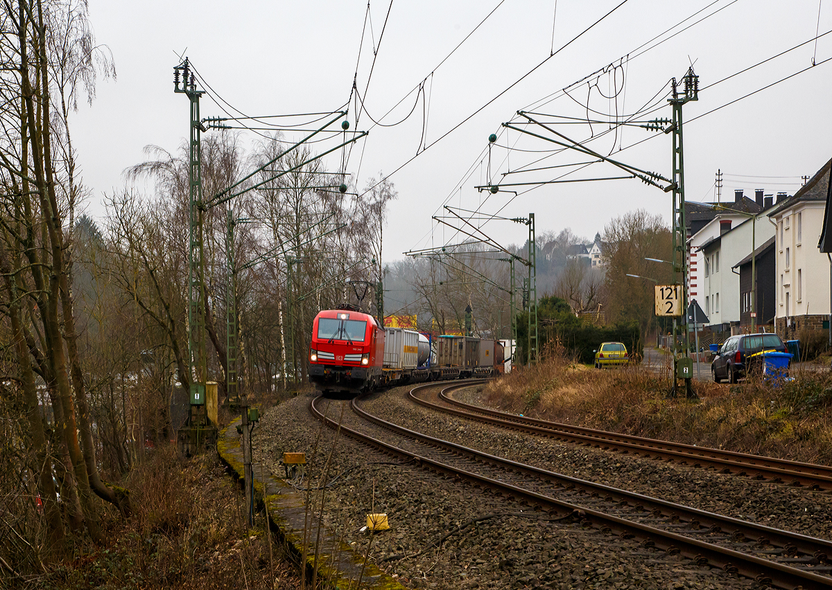 Eine angenehme berraschung, denn eigentlich hatte ich den RE 9 erwartet nach dem sich die Schranke schloss. 
Die Siemens Vectron MS 193 342-3 (91 80 6193 342-3 D-DB) der DB Cargo AG fhrt am 25.01.2020 mit einem „HUPAC-Zug“ (KLV-Zug) durch Kirchen/Sieg in Richtung Siegen.


