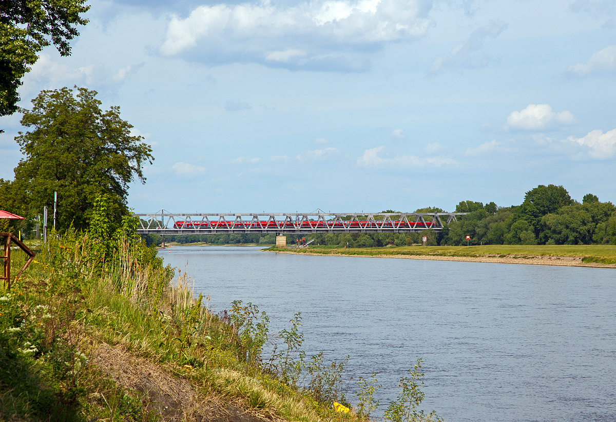 
Eine DB 182er (Siemens ES 64 U2) überquert, mit einem Regionalzug, die Elbe über die Herrenkrug-Brücke in Magdeburg-Herrenkrug am 21.05.2016. 

Die Herrenkrug-Eisenbahnbrücke in Magdeburg-Herrenkrug überspannt die Elbe bei Stromkilometer 329,56. Das Bauwerk gehört zur Bahnstrecke Berlin–Magdeburg und entstand in den Jahren 1869 bis 1872 bei der Neutrassierung der Eisenbahnstrecke im Rahmen des Neubaus des Magdeburger Hauptbahnhofs. 

Mitte der 1970er wurde die Eisenbahnbrücke durch einen rund 680 m langen Neubau ersetzt. Am 14. November 1979 wurde der zweigleisige Neubau in Betrieb genommen.
