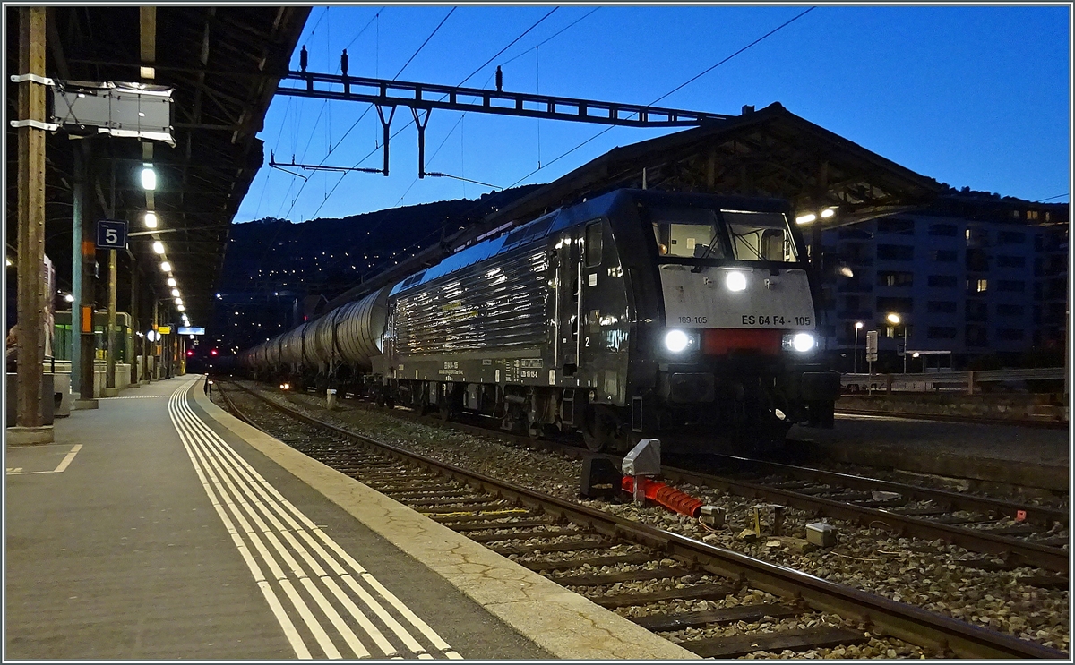 Eine dunkle Lok bei spärlichem Licht mit einer ungewohnten Kleinkamera zu fotografieren ist nicht ganz so einfach...
Ich hoffe dass dies Bild der ES 64 F4 - 105 (UIC 91 80 6189 105 D-DISPO Class 189 VL) mit ihrem Ölzug trotztem Gefallen findet. 
3. Augsut 2015 