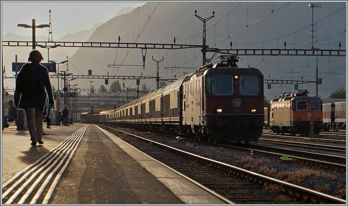 Eine gegenüber von BB.de etwas enger geschnitten Variante der  Morgenstimmung in Sion , wobei eigentlich die kaum zu sehende Re 4/4 II 11320 rechts im Bild mich zu diesem Foto verleitete. 
Sion, den 13 Mai 2015