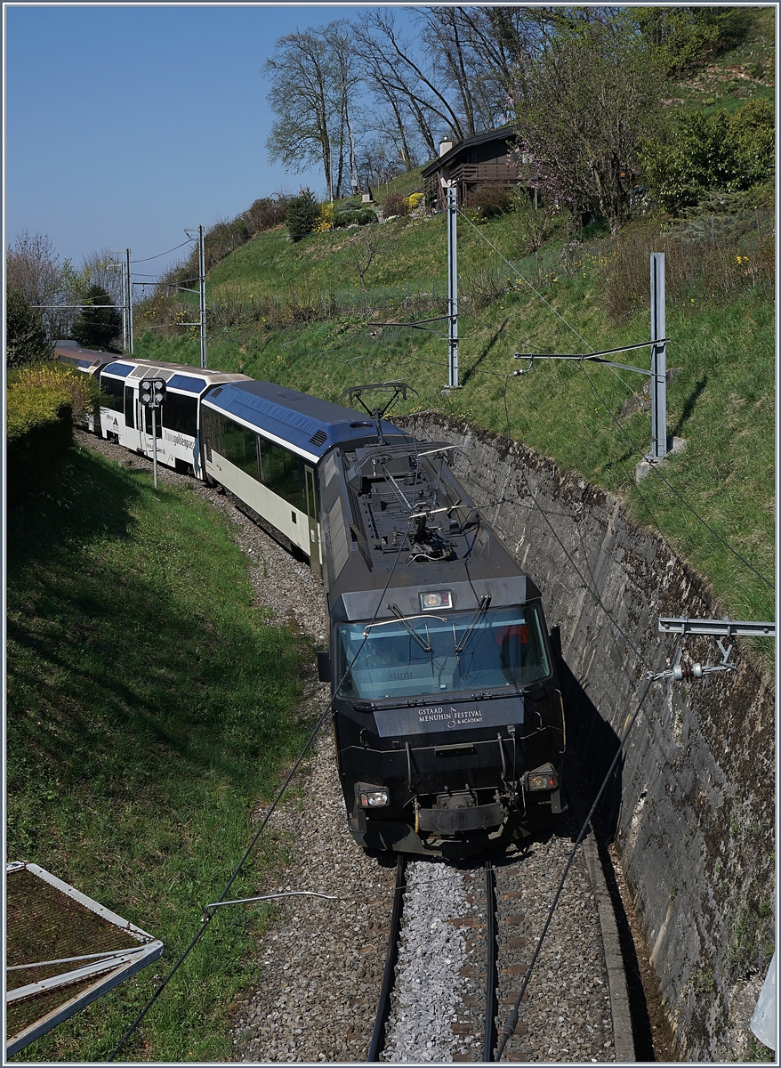 Eine MOB Ge 4/4 mit ihrem Panoramic Express kurz vor der 270° Kurve in Sonzier auf dem Weg Richtung Montreux.
3. April 2017