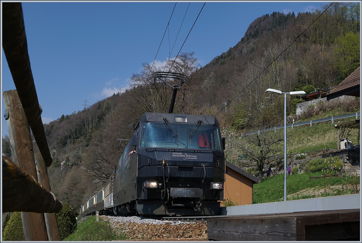 Eine MOB Ge 4/4 (Serie 8000) erreicht mit ihrem MOB Belle Epoque Zug nach Zweisimmen den Halt Sonzier .
3. April 2017