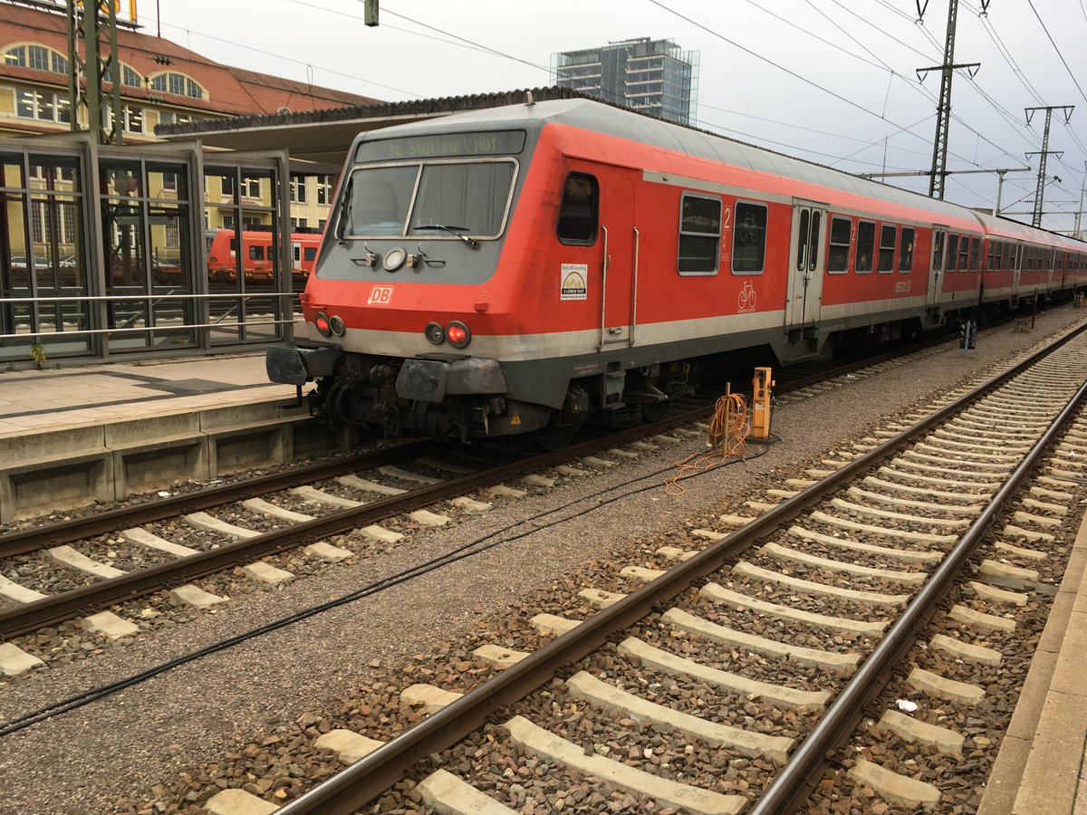 Eine N - Wagen Garnitur mit 185 565 am 26.11.16 im bahnhof Singen um als Re 19038 nach Stuttgart hbf zu fahren.