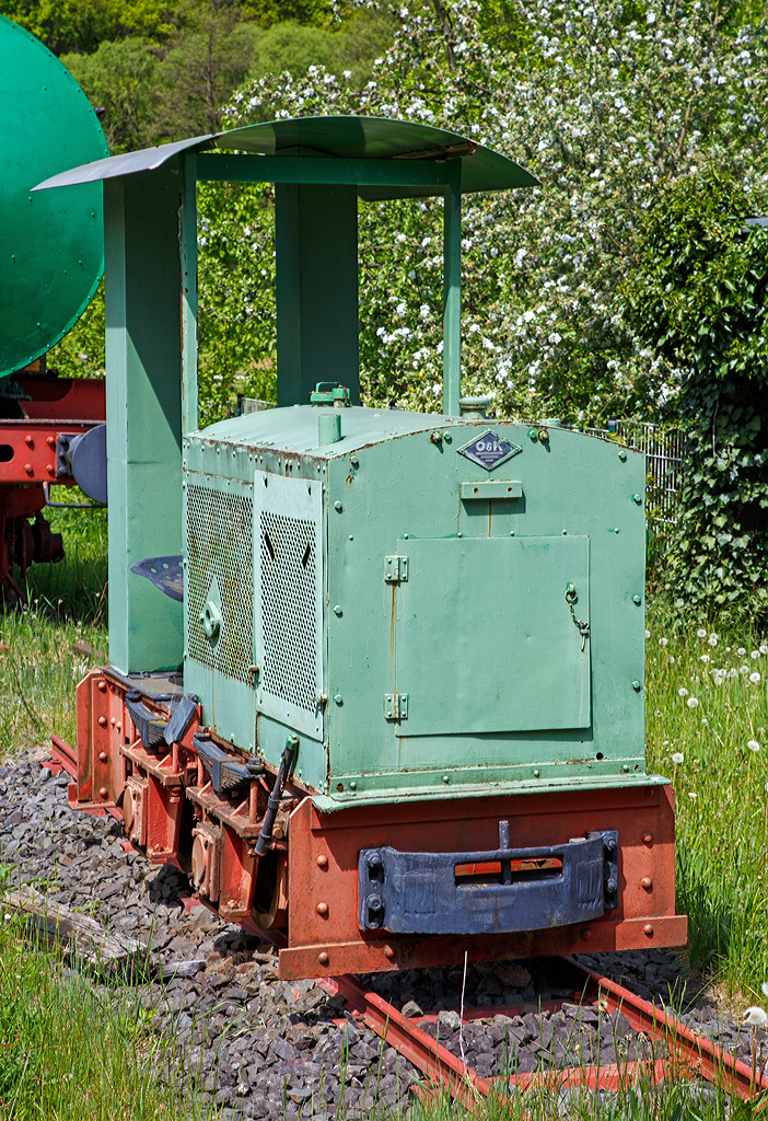 
Eine O&K LD 2 Feldbahnlok am 14.05.2015 in Niederfischbach (nähe Bürgerpark).

Die Lok vom Typ LD 2 wurde 1939 von Orenstein & Koppel AG in Nordhausen, Abteilung Montania, unter der Fabriknummer 9788 gebaut. 

Technische Daten:
Spurweite: 600 mm
Achsfolge: B
Motor:  Einzylinder-Viertakt-Dieselmotor, liegend
Leistung:  20 PS (15 kW) bei 700 U/min
Getriebe:  Zweigang-Scheibenkupplungsgetriebe
Kraftübertragung: mechanisch
max. Geschwindigkeit  ca. 10 km/h
Gewicht:  4,8 
