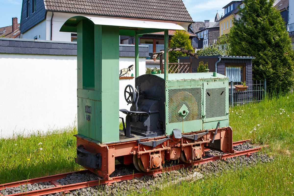 
Eine O&K  LD 2 Feldbahnlok am 14.05.2015 in Niederfischbach (nähe Bürgerpark).

Die Lok vom Typ LD 2 wurde 1939 von Orenstein & Koppel AG in Nordhausen, Abteilung Montania, unter der Fabriknummer 9788 gebaut. 

Technische Daten:
Spurweite: 600 mm
Achsfolge: B
Motor:  Einzylinder-Viertakt-Dieselmotor, liegend
Leistung:  20 PS (15 kW) bei 700 U/min
Getriebe:  Zweigang-Scheibenkupplungsgetriebe
Kraftübertragung: mechanisch
max. Geschwindigkeit  ca. 10 km/h
Gewicht:  4,8 