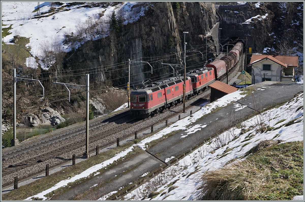 Eine Re 10/10 mit Schnauz, Spitzenlok ist die Re 6/6  11626, verlässt den WattingerKehrtunnel bei Wassen.
17. März 2016