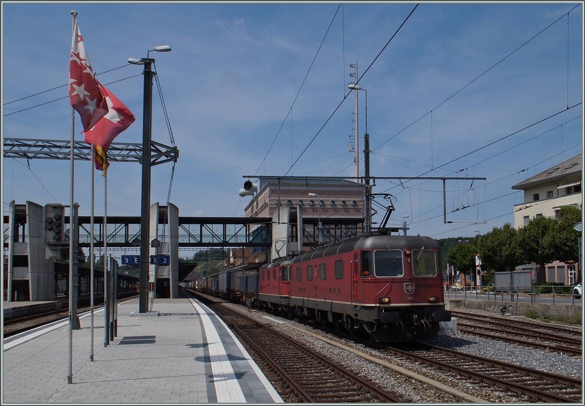 Eine  Re 10/10  wartet in Spiez auf die Abfahrt Richtung Süden.
12. Juli 2015