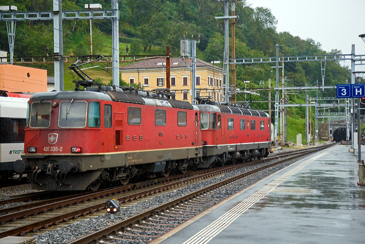 Eine SBB Cargo Re 10/10, bestehend aus der Re 6/6 11666 „Stein am Rhein“ (Re 620 066-1 / 91 85 4620 066-1 CH-SBBC) und der Re 4/4 II 11335 (Re 420 335-2 / 91 85 420 332 CH-SBBC) fahren am 02.08.2019 aus dem Bahnhof Bellinzona In Richtung Chiasso.