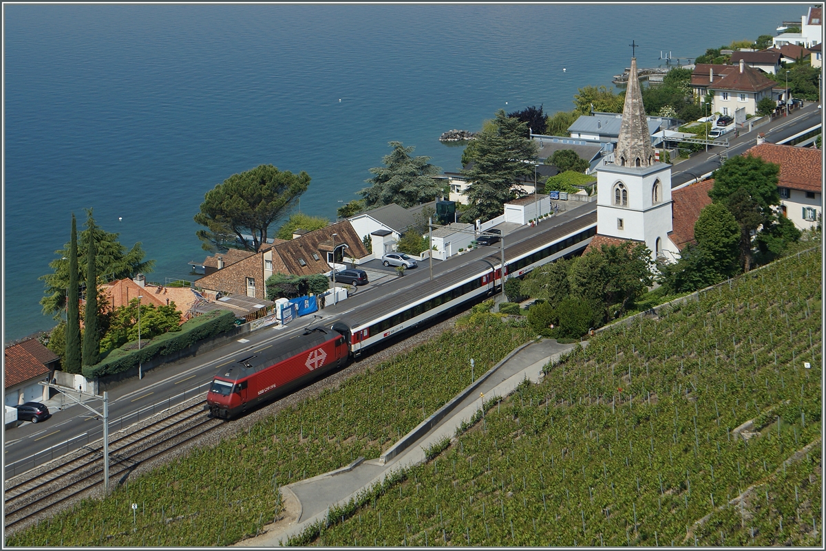 Eine SBB Re 460 zieht den IR 1413 von Genève Aéroport nach Brig bei Villette VD dem Genfersee entlang. 
2. Juni 2014