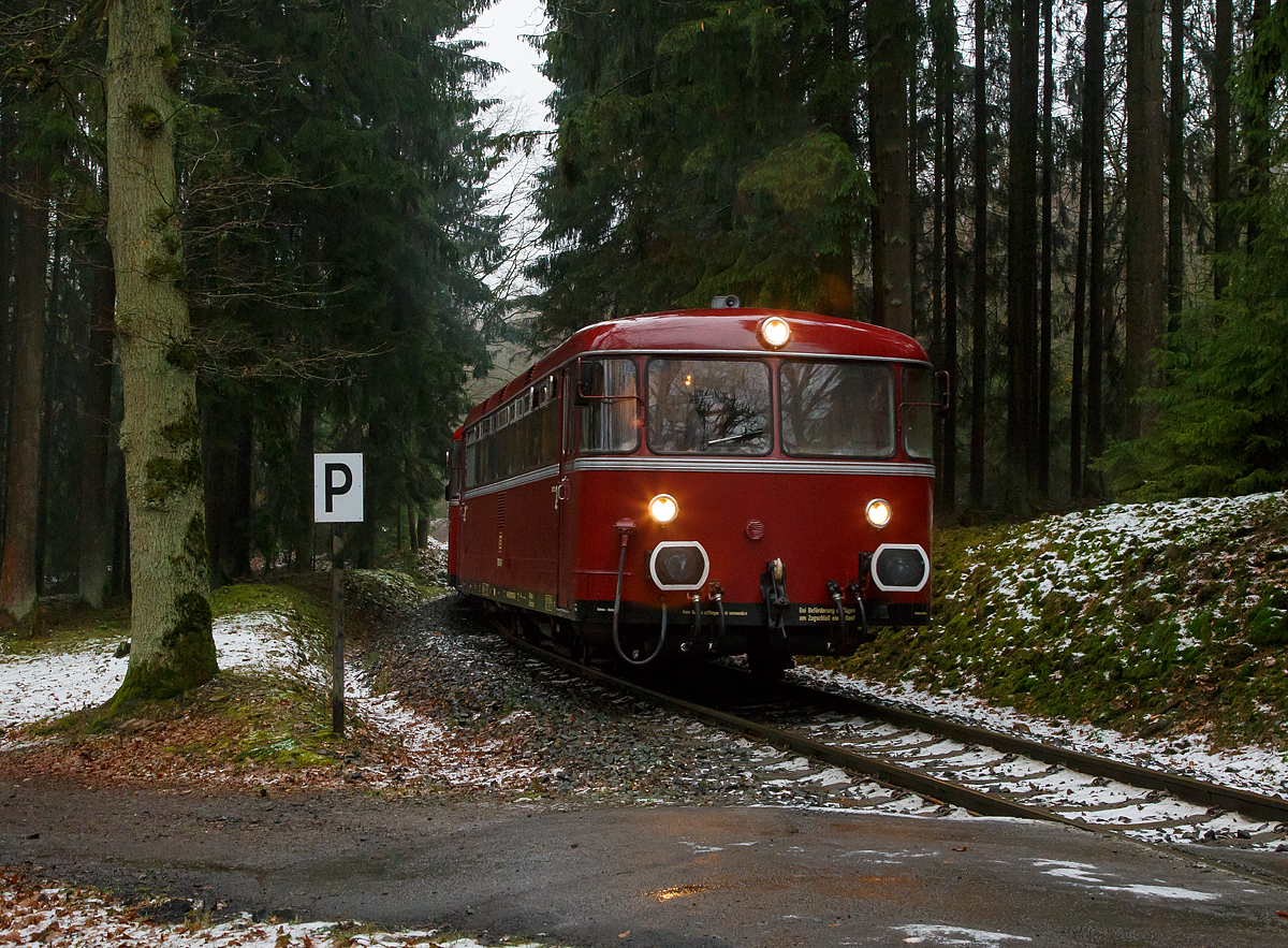 
Eine Schienenbusgarnitur der VEB Vulkan-Eifel-Bahn Betriebsgesellschaft mbH auf Sonderfahrt (bestehend aus 798 670-6, 998 863-5 und 796 784-7) fährt am 26.01.2019 zwischen der ehem. Grube Pfannenberger Einigkeit  (heute Sitz der Schäfer Werke) der Spitzkehre Pfannenberg. 

Die Garnitur befährt die priv. Strecke der Kreisbahn Siegen-Wittgenstein (Betriebsstätte Freien Grunder Eisenbahn - NE 447). Heute gibt es zwischen Herdorf und der Grube Pfannenberger Einigkeit noch jeden Werktag Güterverkehr, obwohl die Erzgrube Pfannenberger Einigkeit ihren Betrieb im April 1962 aufgegeben hat. An ihrer Stelle benötigen seitdem die Schäfer Werke KG den Anschluss für die Zulieferung von Stahl Coils sowohl als Rohstoff als auch für ihren Handel mit deren Zuschnitten nach Kundenwunsch.