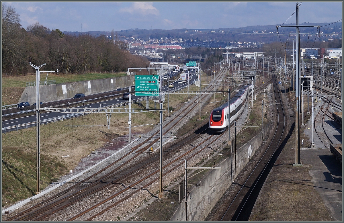 Eine vorrangig dem G�terverkehr dienende Verbindungsstrecke nutzend, verkehren die  ICN Z�ge von Basel/St.Gallen - Biel - Gen�ve direkt von Bussigny nach Lonay-Pr�veranges und sparen sich den  Umweg  via Lausanne und somit ein Kopmachen und gut 15 Minuten Fahrzeit.
Hier erreicht der ICN 620 von Basel nach Gen�ve die Stammstrecke Lausanne - Gen�ve bei Lonay-Preveragnes. Recht im Bild ist der Rangierbahnhof Lausanne Triage zu erkennen.
5. M�rz 2014