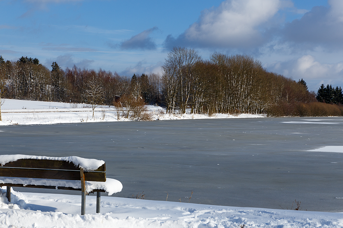 
Eine winterliche Impression am Elkenrother Weiher, hier am 31.02.2015. 
Oma-Bänke gibt es hier auch...;-)