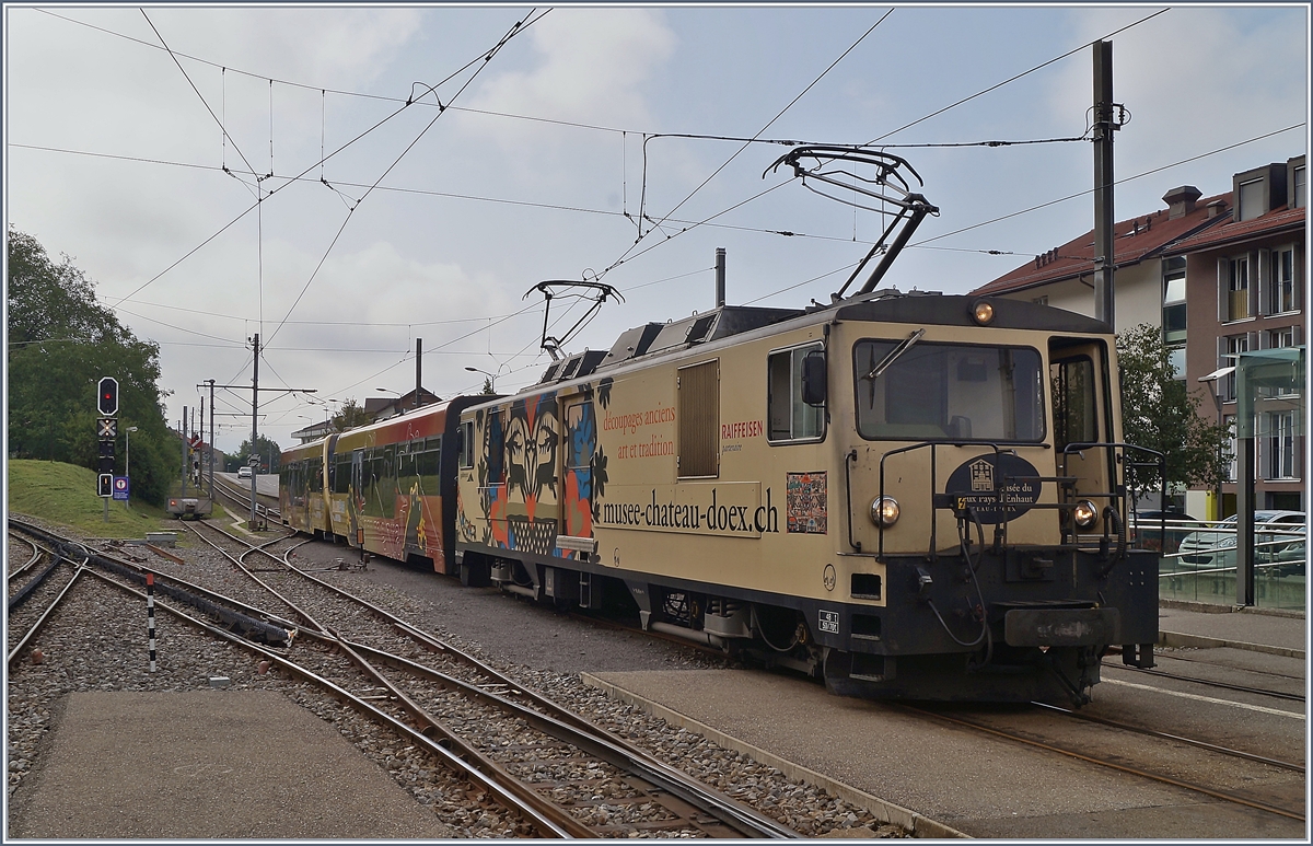 Eine ziemlich eigenwillige Komposition gab es am Morgen des 23. Aug. 2019 in Blonay zu sehen: die MOB GDe 4/4 6001 zieht den ABt 344 und einen dazugehörenden Bt von Chamby kommend Richtung Vevey.

23. Aug. 2019