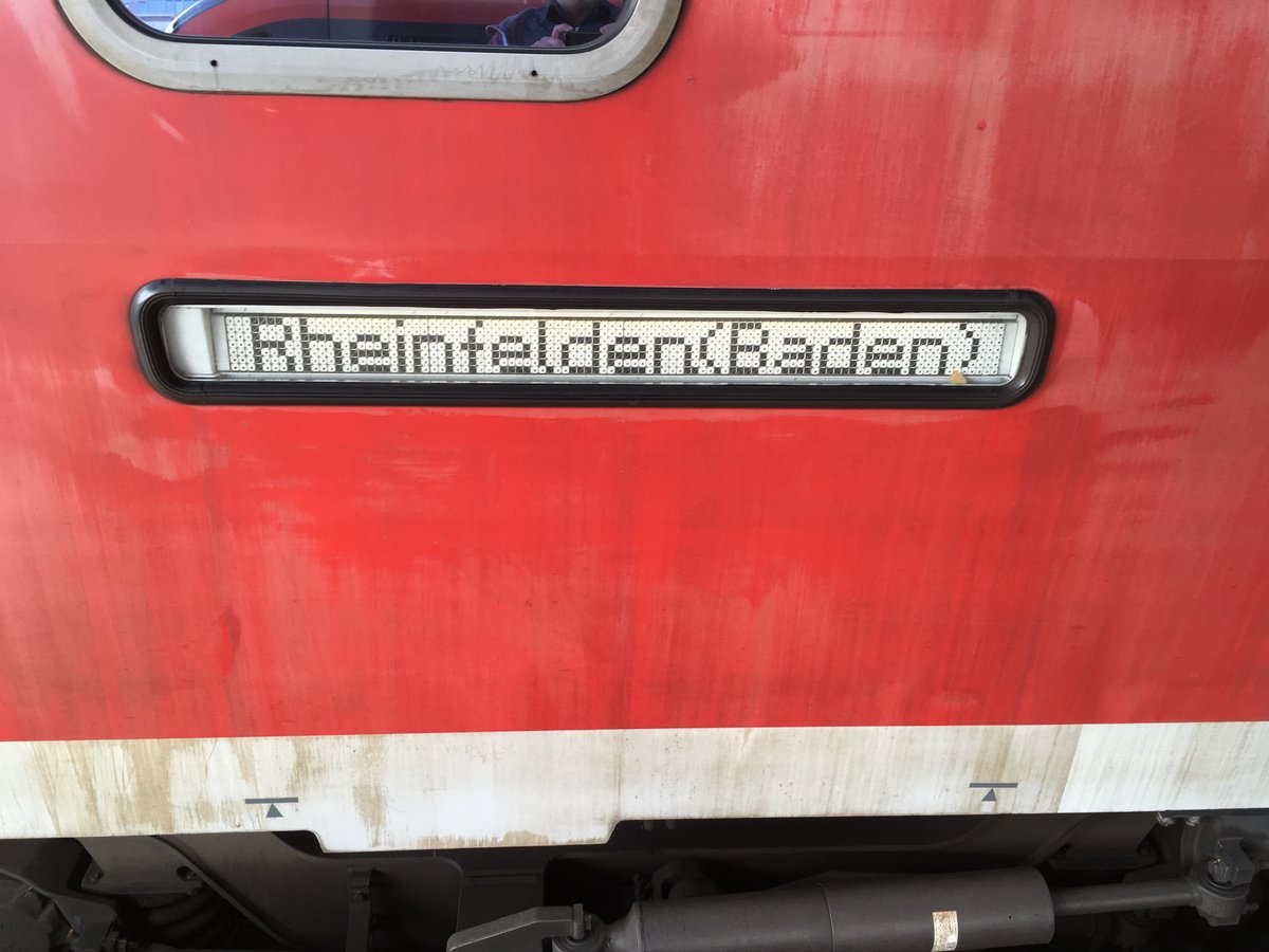 Eine Zugzielanzeige mit Rheinfelden (Baden) ein auch nicht alltägliches Bild.

Während der Bauarbeiten zwischen Rheinfelden (Baden) und Basel Bad Bf fuhren die Ire (Ulm-) Singen - Basel nicht bis Basel sondern nur bis Rheinfelden (Baden).

So gesehen am 05.06.17 bei 611 041

