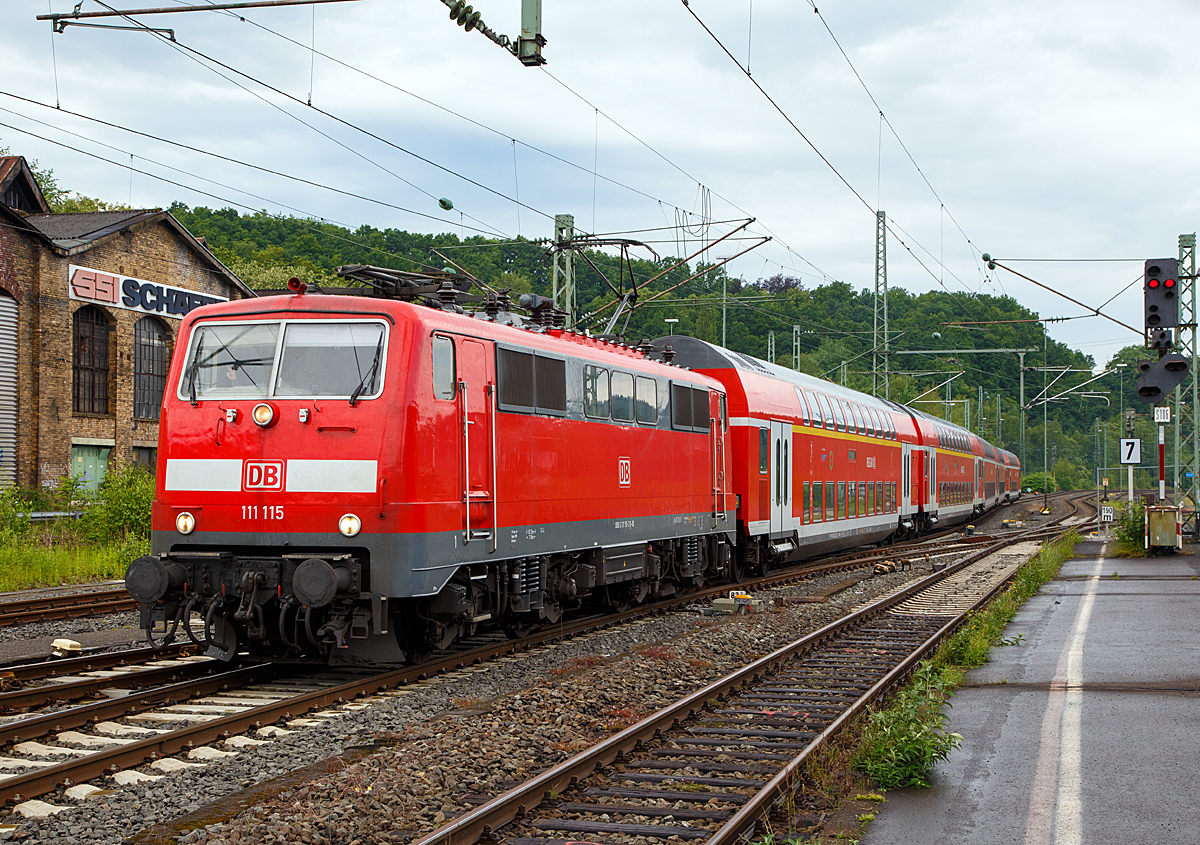 
Einfahrt der 111 115-2 (91 80 6111 115-2 D-DB) der DB Regio NRW mit RE 9   rsx / Rhein-Sieg-Express  (Aachen-Köln-Siegen), in den Bahnhof Betzdorf/Sieg. 

Einen lieben Gruß an den netten Lokführer zurück. 