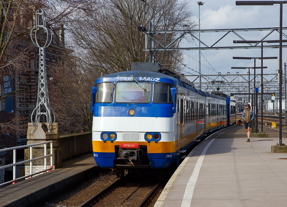 
Einfahrt zweier gekuppelter NS  Plan Y (Mat '74) am 31.03.2018 in den Bahnhof Amsterdam Centraal. Diese 125 km/h schnellen Elektrischen Schnelltriebwagen wurden ab 1975 von der Waggonfabrik Talbot in Aachen für die Nederlandse Spoorwegen (NS) gebaut. 