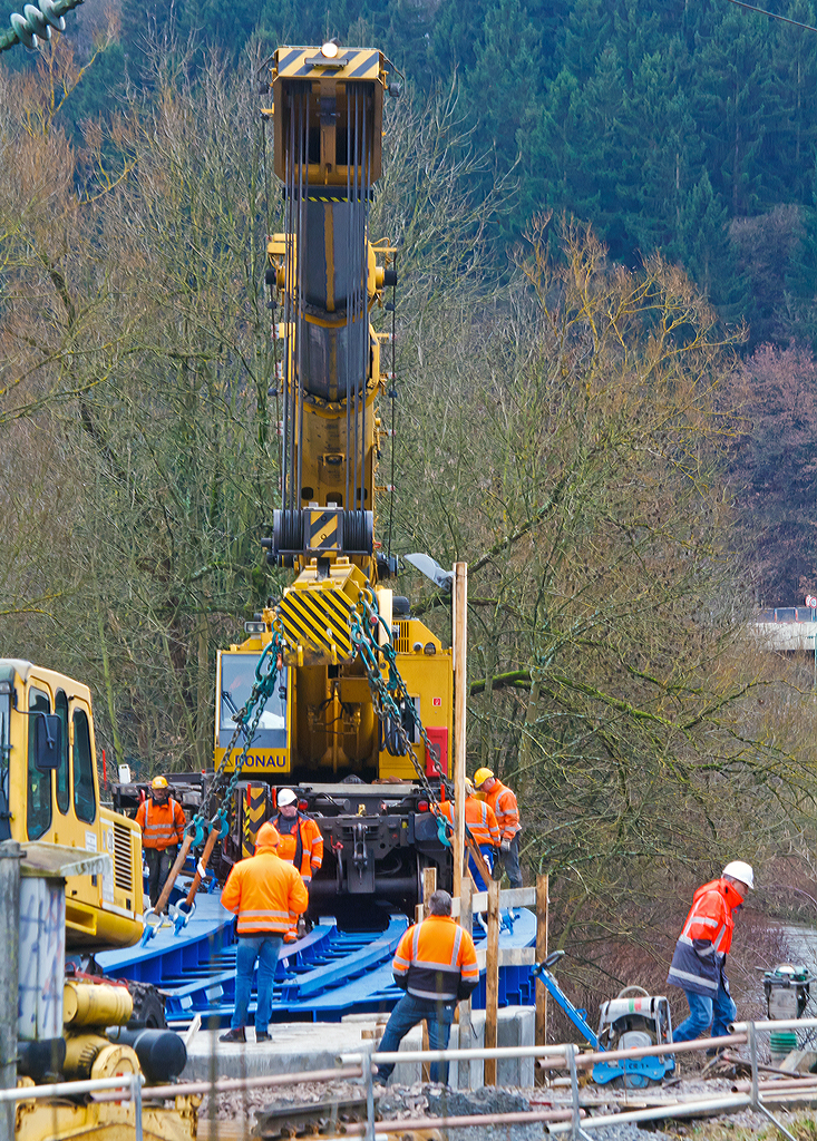 
Einsatz von dem 150 t Kirow Gleis- und Weichenbaukran KRC 1200+ (ein Kirow MULTI TASKER KRC 1200+) 99 80 9419 005-0 D-STRA  „DONAU“  (ex 97 82 55 508 17-5) der STRABAG RAIL GmbH, bei der Montage am 20.12.2014 vom Brckenoberbau der KSW Eisenbahnbrcke ber die Sieg in Siegen.

Ausfhrliche Beschreibung siehe: http://hellertal.startbilder.de/bild/deutschland~unternehmen~ksw-kreisbahn-siegen-wittgenstein-ehem-siegener-kreisbahn/392524/der-ksw-bahnhof-siegen-eintracht-betriebsbereich-eisern-siegener.html