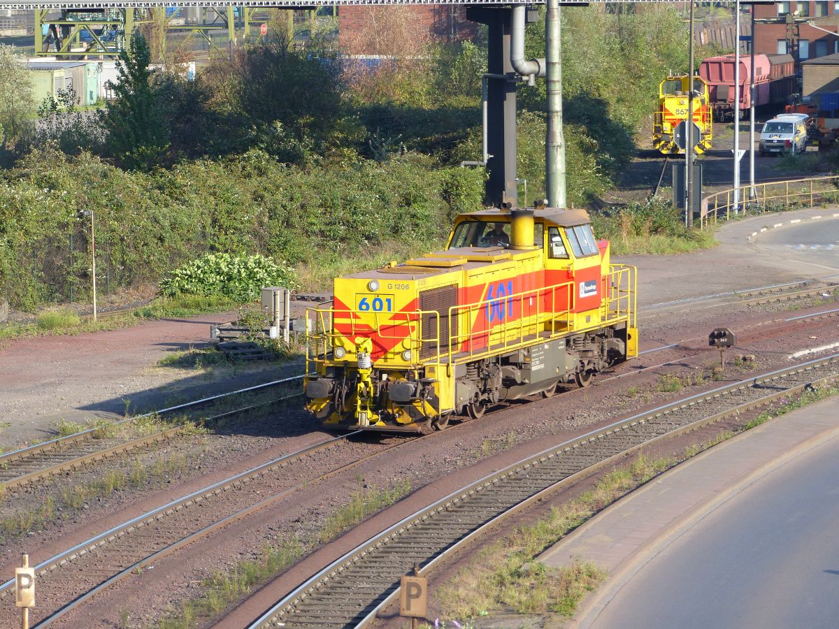 Eisenbahn und H�fen Diesellok 601 Stahlwerk Thyssen Krupp Alsumerstrasse, Duisburg 22-09-2016.


Eisenbahn und H�fen dieselloc 601 fabriek Thyssen Krupp Alsumerstrasse, Duisburg 22-09-2016.
